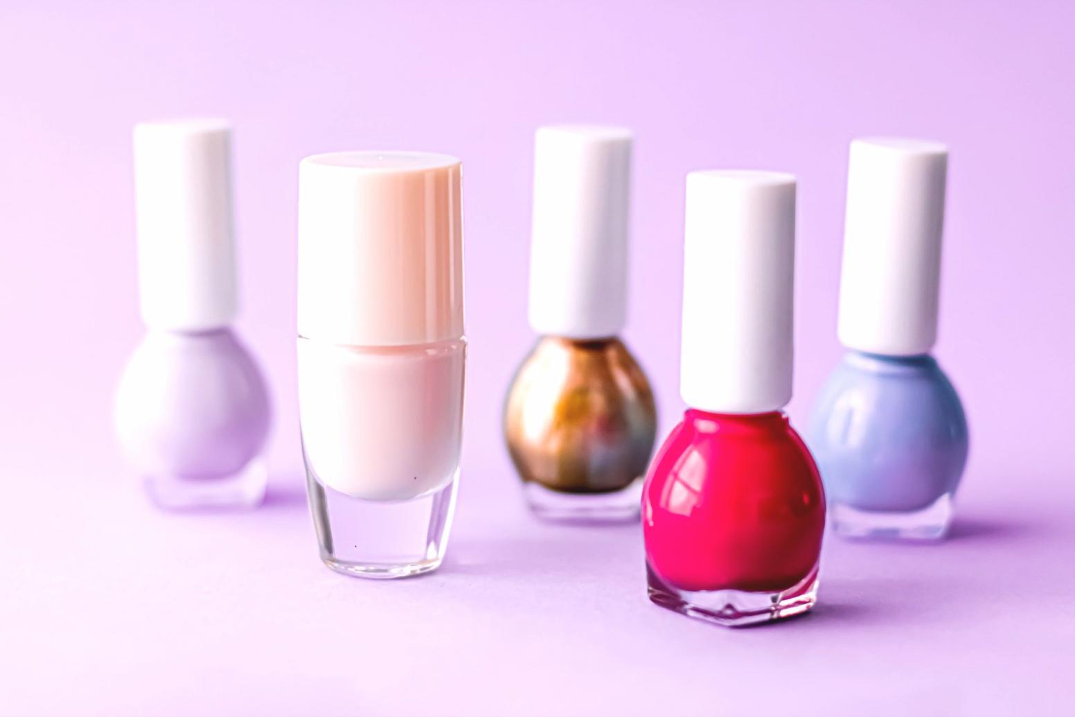 Kreative Nageldesign-Techniken in Anwendung