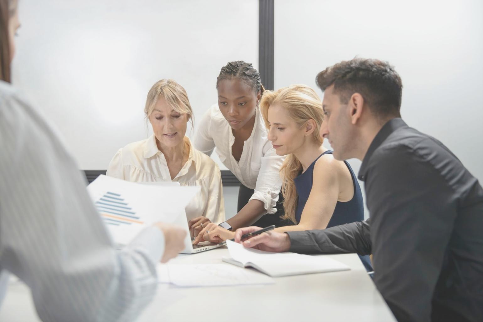 Detailaufnahme professioneller Acrylnagelarbeit